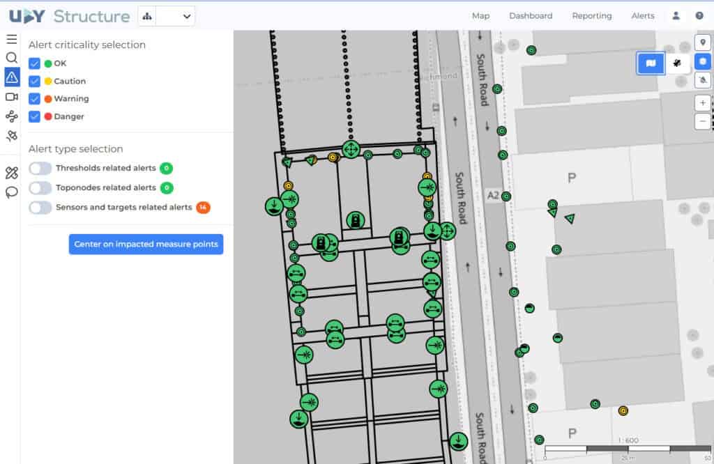 Panneau de contrôle de la sécurité avec alertes et mesures d'urgence sur une carte urbaine.